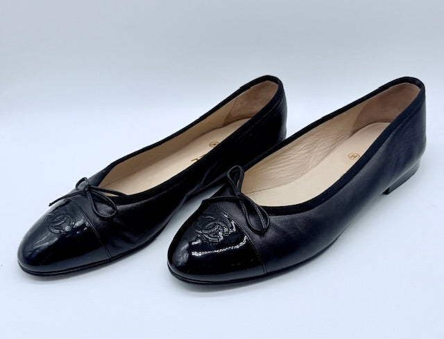 Chanel Classic CC Ballet Flats – Black Leather & Patent
